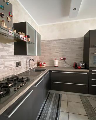 Cucina completa con accessori e tavolo.