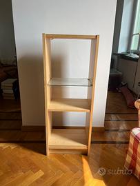 Libreria in legno chiaro con ripiani regolabili