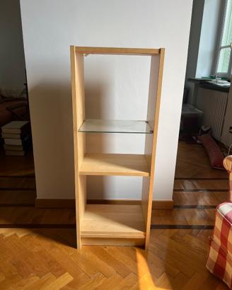 Libreria in legno chiaro con ripiani regolabili