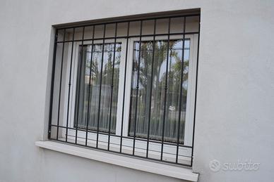 Due grate per finestre