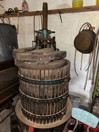Grande torchio per uva e vinacce da cantina
