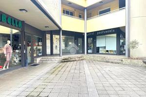NEGOZIO A DARFO BOARIO TERME