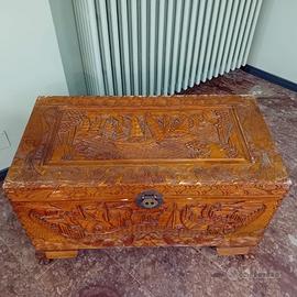 Cassapanca cinese in legno di canfora