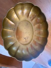 Centro tavola in ottone martellato.