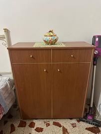 Mobiletto in legno con letto singolo a scomparsa e