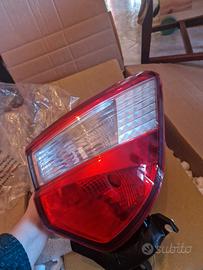 faro destro posteriore Toyota Yaris 