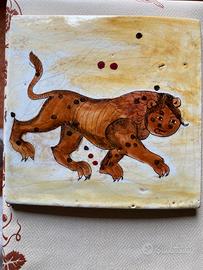Mattonella artistica in ceramica. Segna LEONE