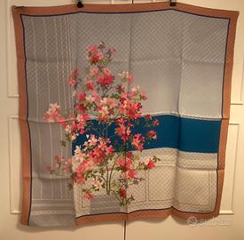 Foulard di Valentino collezione Stratos in seta.