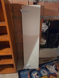 Mensola con staffe in colore bianco