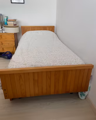 Letto singolo in legno
