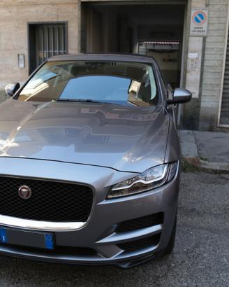 Jaguar F-Pace 2.0 D 180 CV AWD aut. Chequered Flag