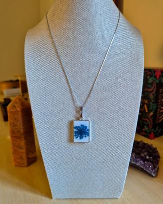 collana con fiore blu
