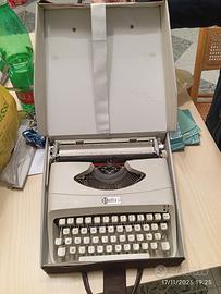 macchina da scrivere vintage Amica 56