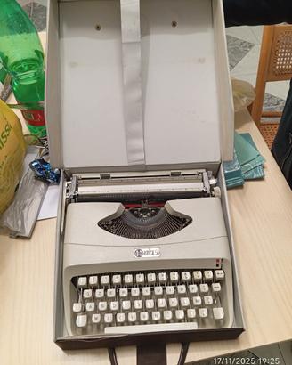 macchina da scrivere vintage Amica 56
