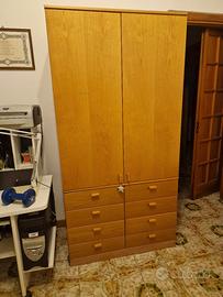 Armadio in legno chiaro con 8 cassetti