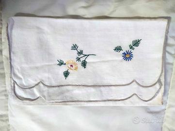 Set portatovaglioli vintage ricamate a mano
