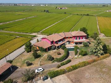 Villa di 944 m² con più di 5 locali a Pezzana