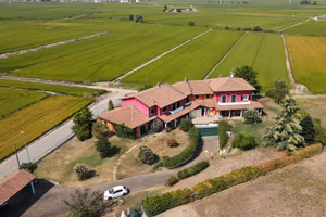 Villa di 944 m² con più di 5 locali a Pezzana