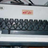 2 MACCHINE DA SCRIVERE ELETTRICA  E MANUALE