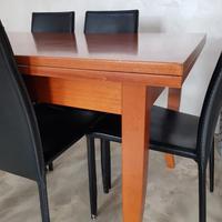 tavolo da cucina in legno e sedie
