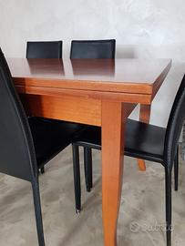 tavolo da cucina in legno e sedie