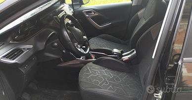 Peugeot 2008 adatta a neopatentati