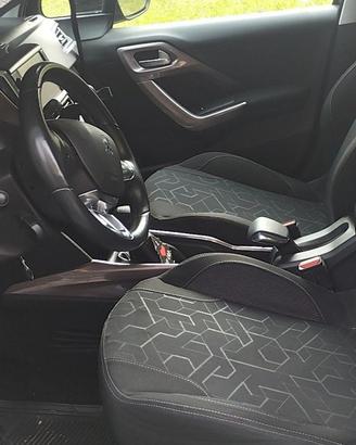 Peugeot 2008 adatta a neopatentati