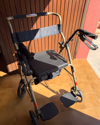 Ausili per anziani: deambulatore e sedia docci