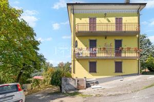 Trifamiliare Immersa nel Verde a Casina
