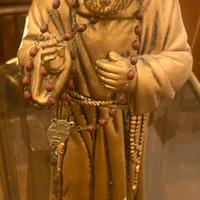 Statua dorata di Padre Pio