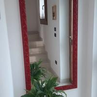 specchio con cornice in legno rossa 150x70cm