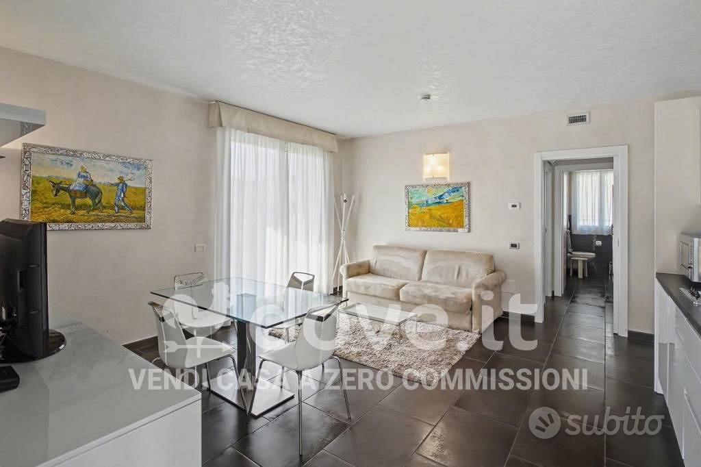 Palazzo / Stabile di 1100 m² con 2 locali a Mantov - Vista 4