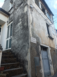 Casa autonoma su tre piani a Laino borgo