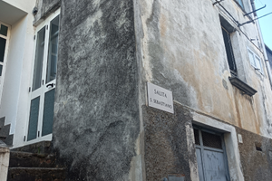 Casa autonoma su tre piani a Laino borgo