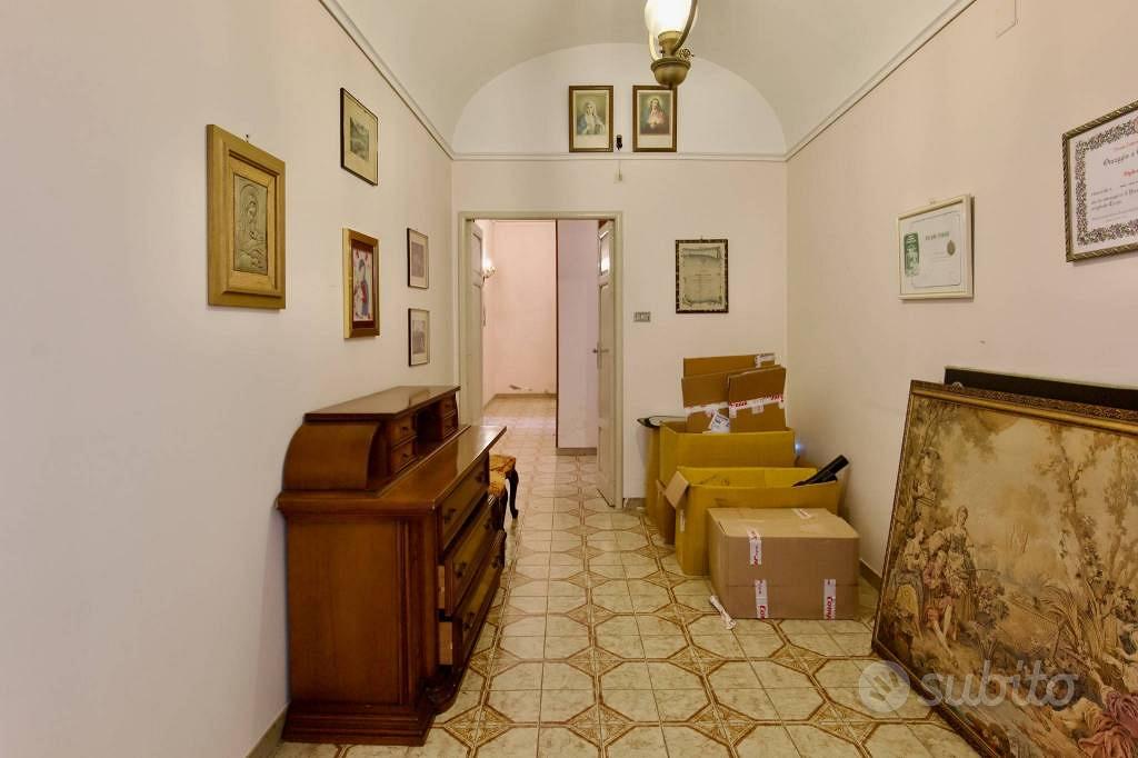 Appartamento di 300 m² con più di 5 locali e box a - Vista 6