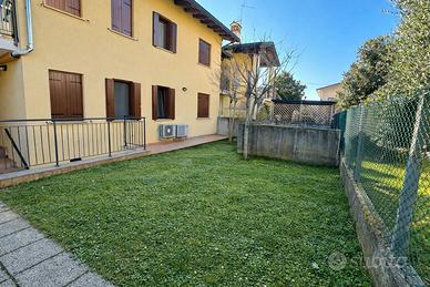 Bifamiliare con spaziosa taverna e giardino