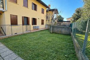 Bifamiliare con spaziosa taverna e giardino