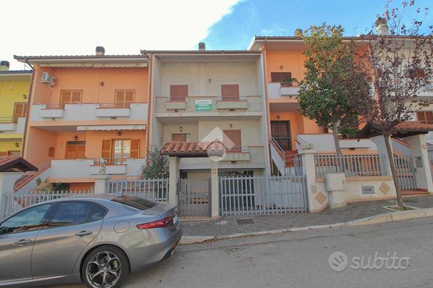 VILLA A SCHIERA A MOSCIANO SANT'ANGELO