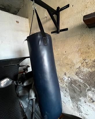 Sacco da boxe con supporto in acciaio
