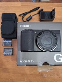 Ricoh grIIIx in garanzia 2028 con accessori
