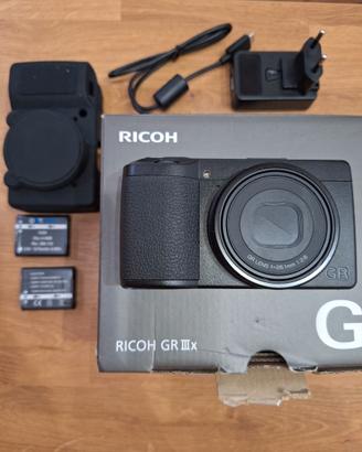 Ricoh grIIIx in garanzia 2028 con accessori