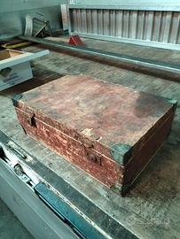 Baule antico con attrezzi 