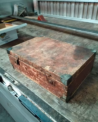 Baule antico con attrezzi 