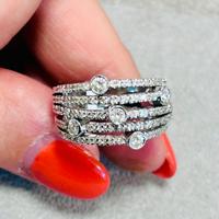 Anello Oro Bianco con Diamanti e Pavé di Diamanti