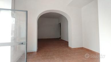 Casoria locale doppio ingresso c1