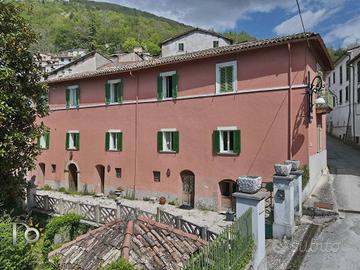 Villa di 305 m² con più di 5 locali a Rieti