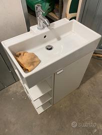 Mobiletto da bagno con lavandino e miscelatore
