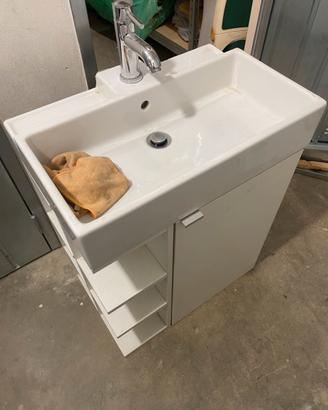 Mobiletto da bagno con lavandino e miscelatore