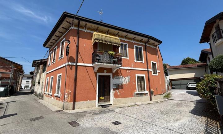 CENTRALISSIMA CASA INDIPENDENTE CON AMPIO GIARDINO