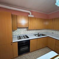 Cucina compresa di elettrodomestici